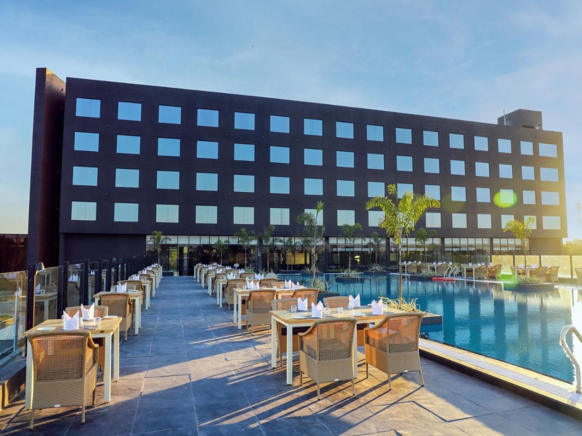 Essentia Luxury Hotel 印多尔 外观 照片