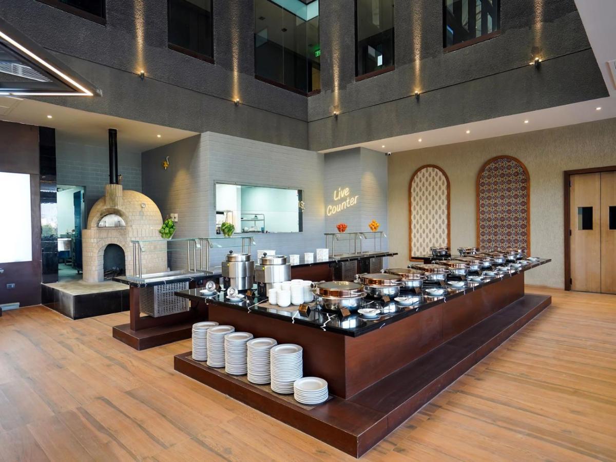 Essentia Luxury Hotel 印多尔 外观 照片
