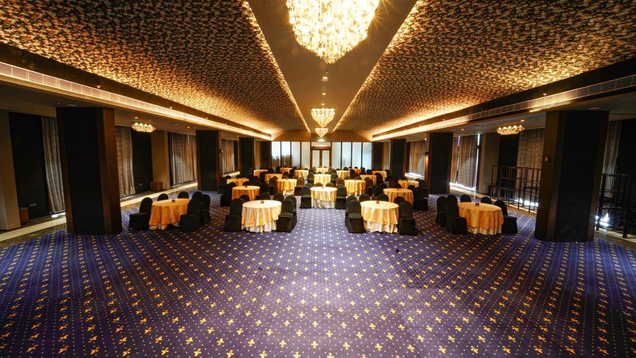 Essentia Luxury Hotel 印多尔 外观 照片