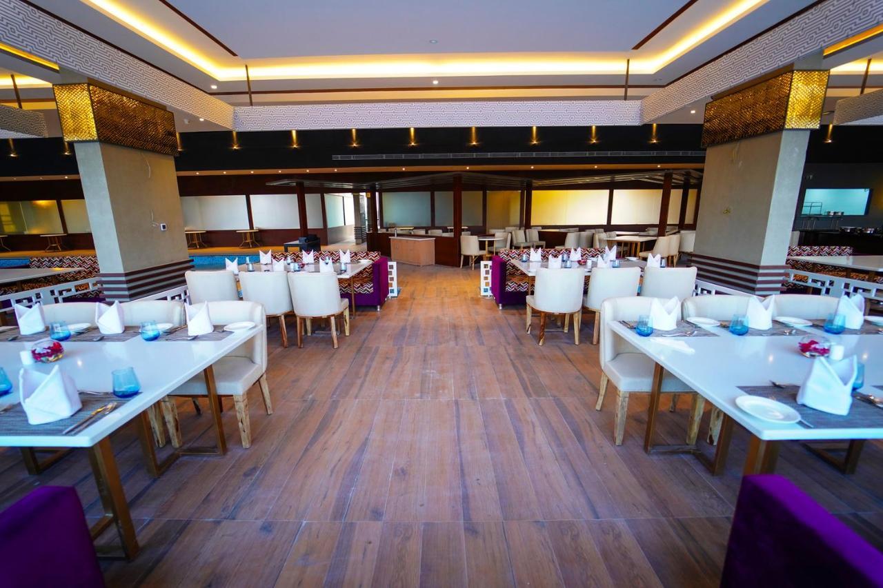 Essentia Luxury Hotel 印多尔 外观 照片