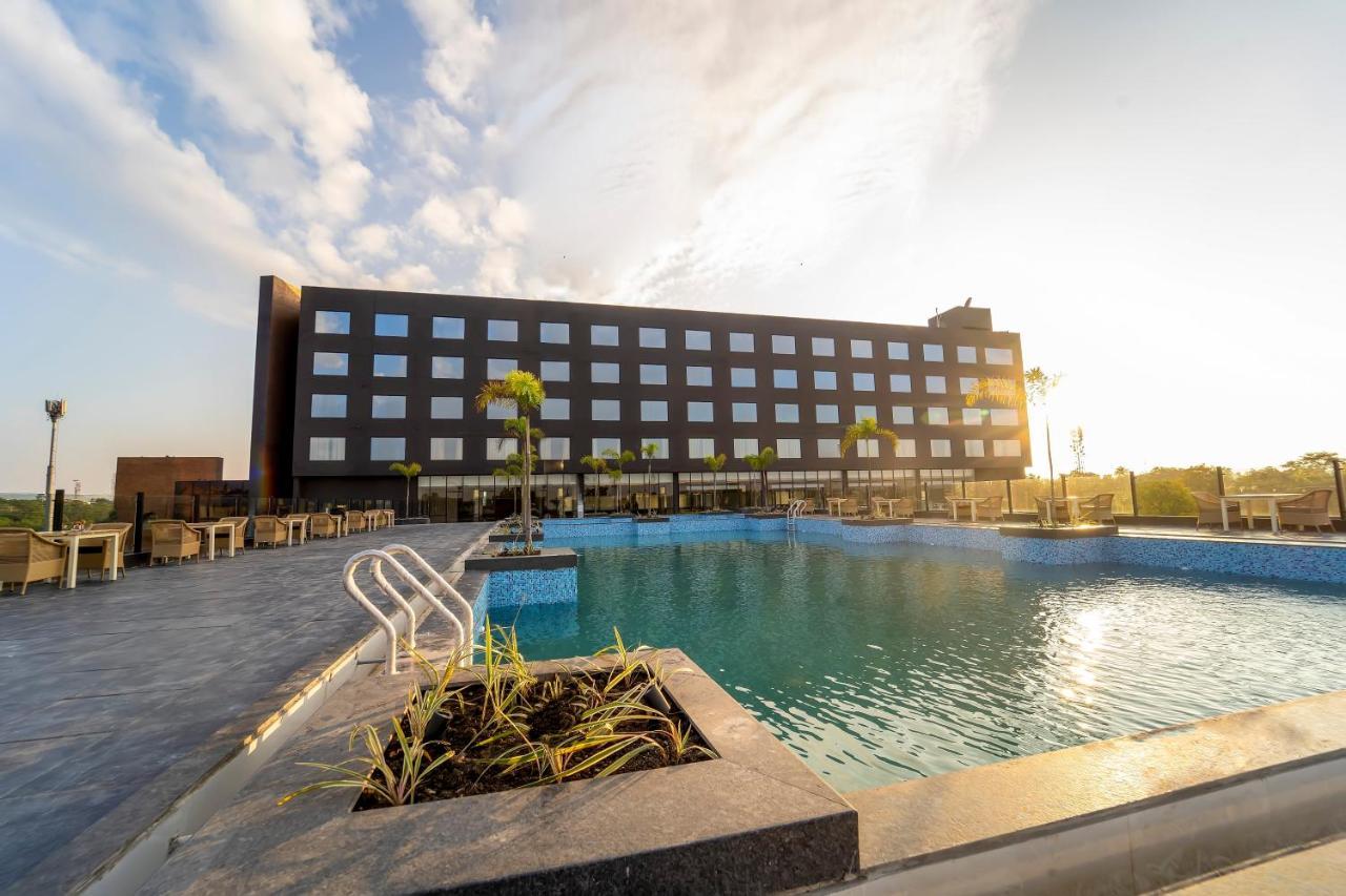 Essentia Luxury Hotel 印多尔 外观 照片