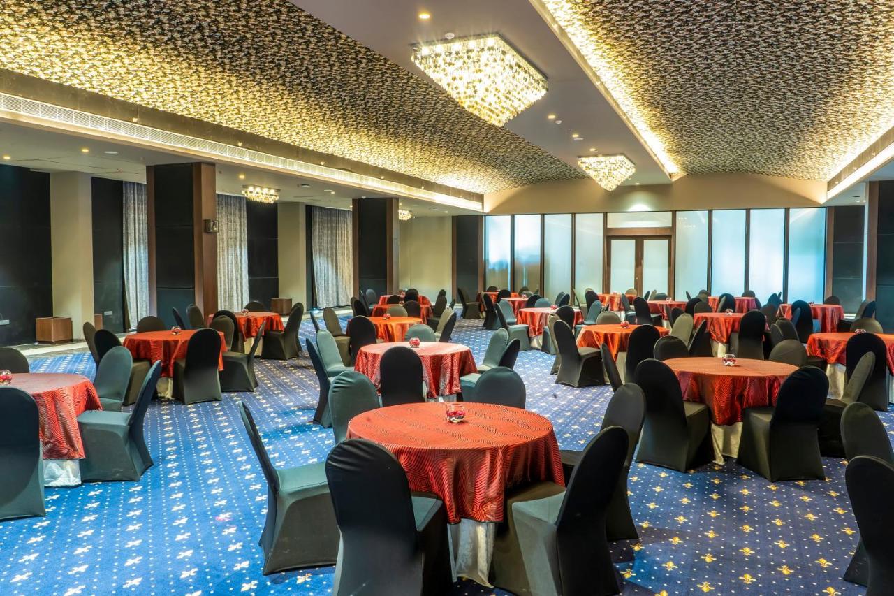 Essentia Luxury Hotel 印多尔 外观 照片