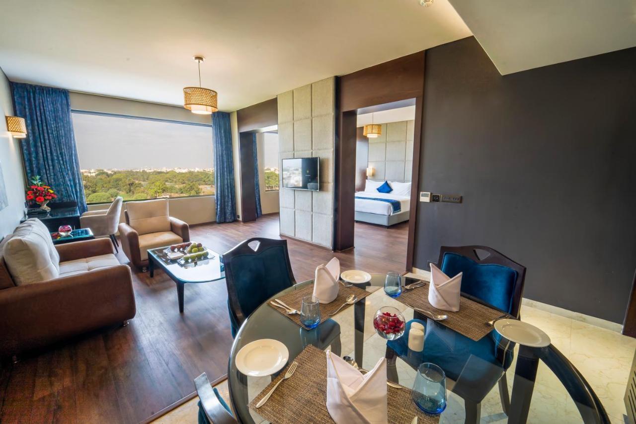 Essentia Luxury Hotel 印多尔 外观 照片