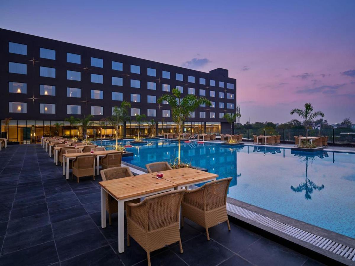 Essentia Luxury Hotel 印多尔 外观 照片
