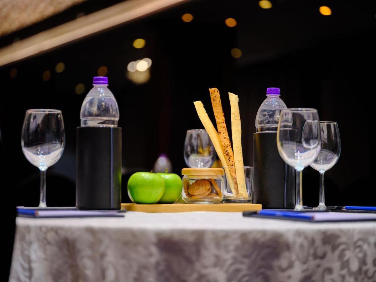 Essentia Luxury Hotel 印多尔 外观 照片