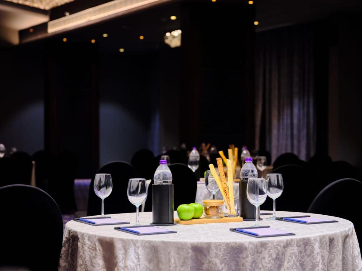 Essentia Luxury Hotel 印多尔 外观 照片