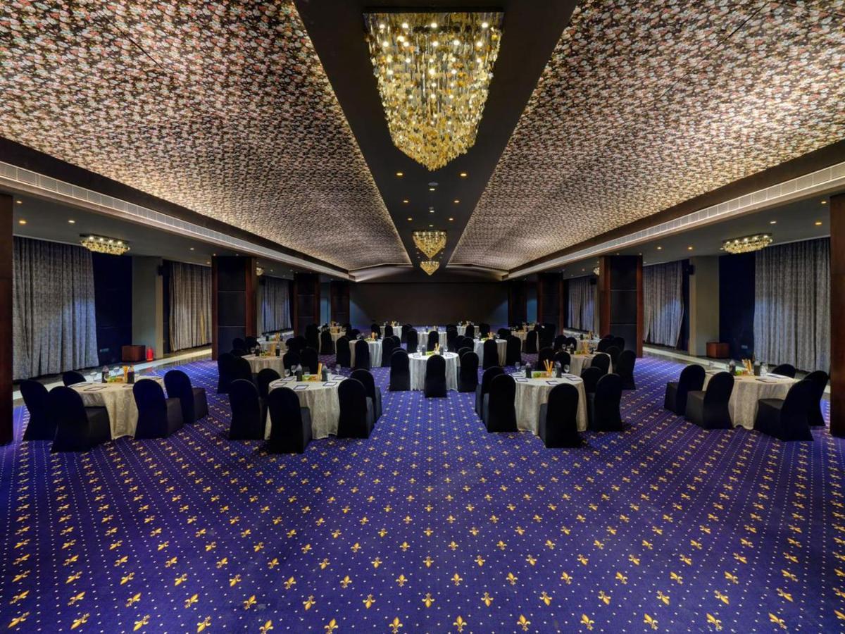 Essentia Luxury Hotel 印多尔 外观 照片
