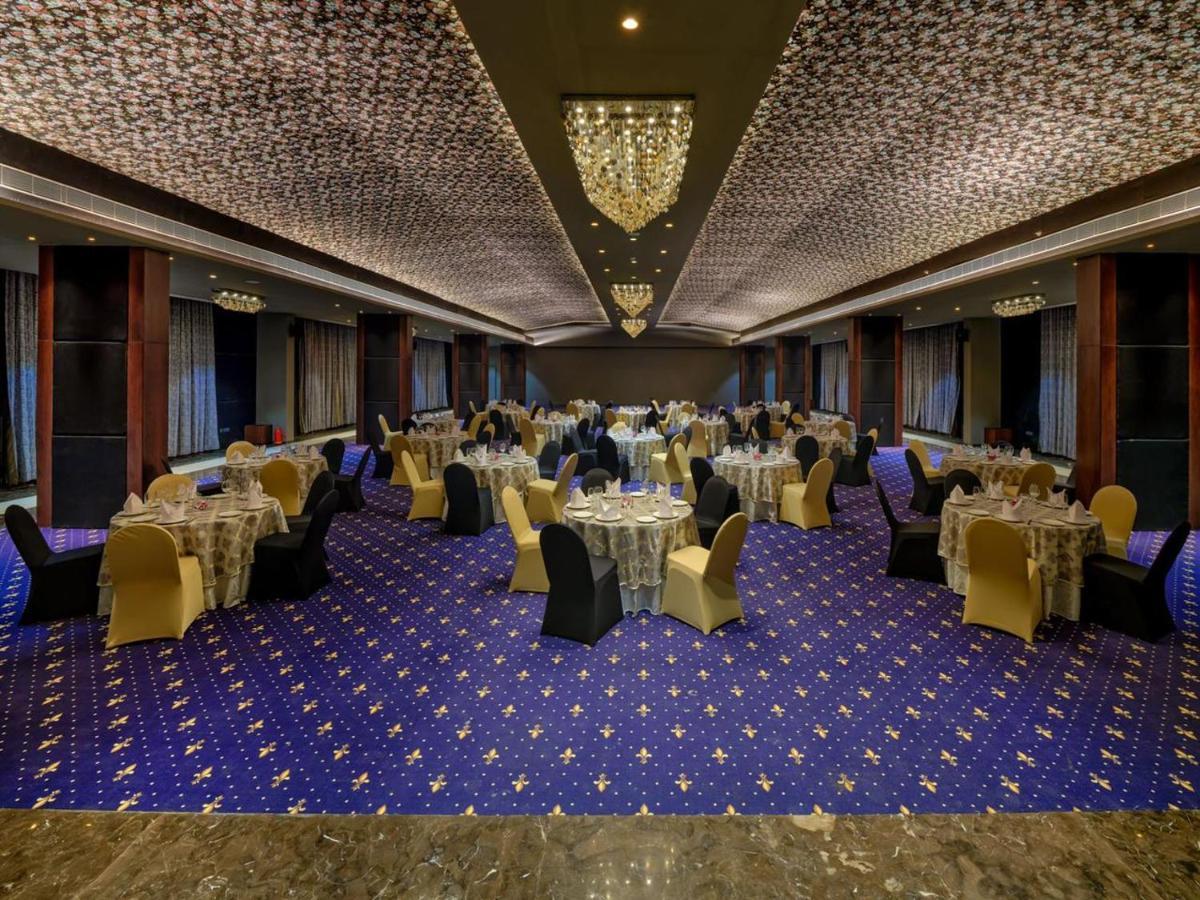 Essentia Luxury Hotel 印多尔 外观 照片