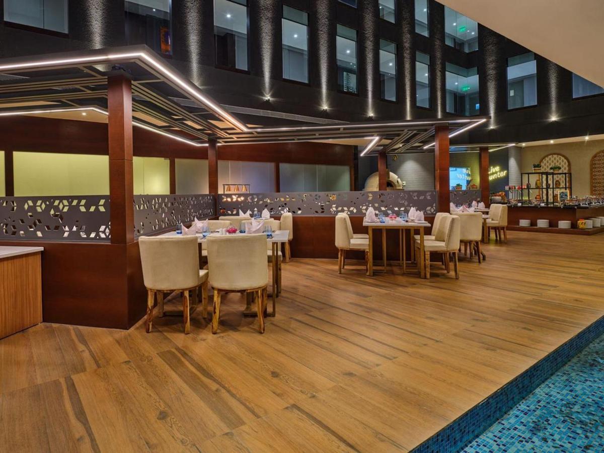 Essentia Luxury Hotel 印多尔 外观 照片