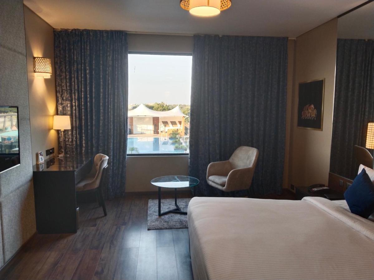 Essentia Luxury Hotel 印多尔 外观 照片